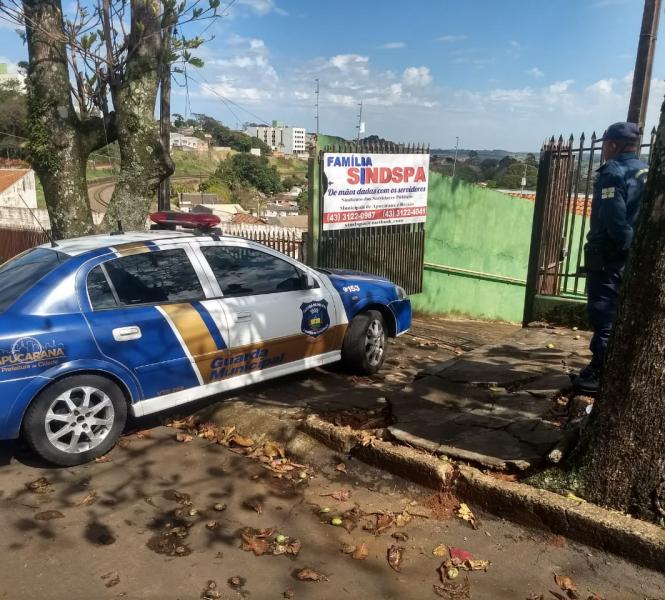 Assaltante rouba carro em sindicato e refém pula do veículo em movimento