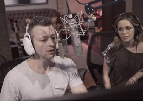 Em vídeo, Sandy mostra intimidade com marido e filho em casa