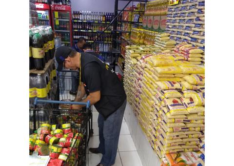 Procon multa supermercado e apreende mais de 200 produtos impróprios ao consumo em Manaus