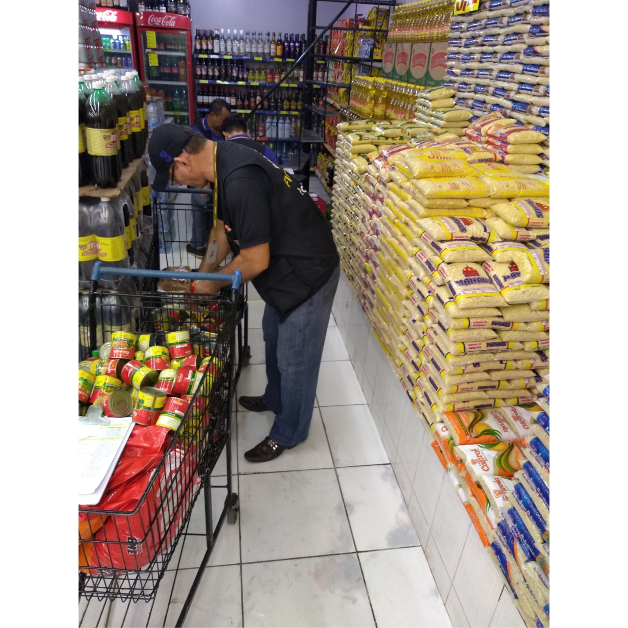 Procon multa supermercado e apreende mais de 200 produtos impróprios ao consumo em Manaus