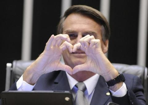 Um dia após desistência, Bolsonaro diz que deve participar de três debates