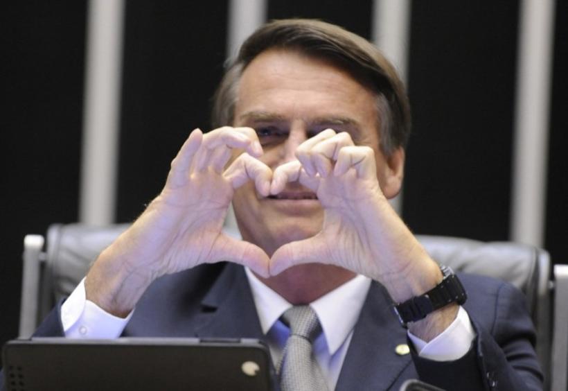 Um dia após desistência, Bolsonaro diz que deve participar de três debates