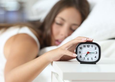 Ativar o modo soneca do despertador pode te deixar mais cansado, diz estudo