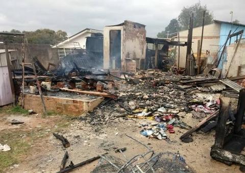 Jovem não aceita fim do relacionamento e incendeia casa da ex-namorada