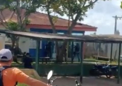 Presos tocam o terror e destroem delegacia durante motim no Amazonas