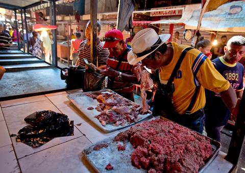Venezuelanos compram carne estragada para poder consumir proteína