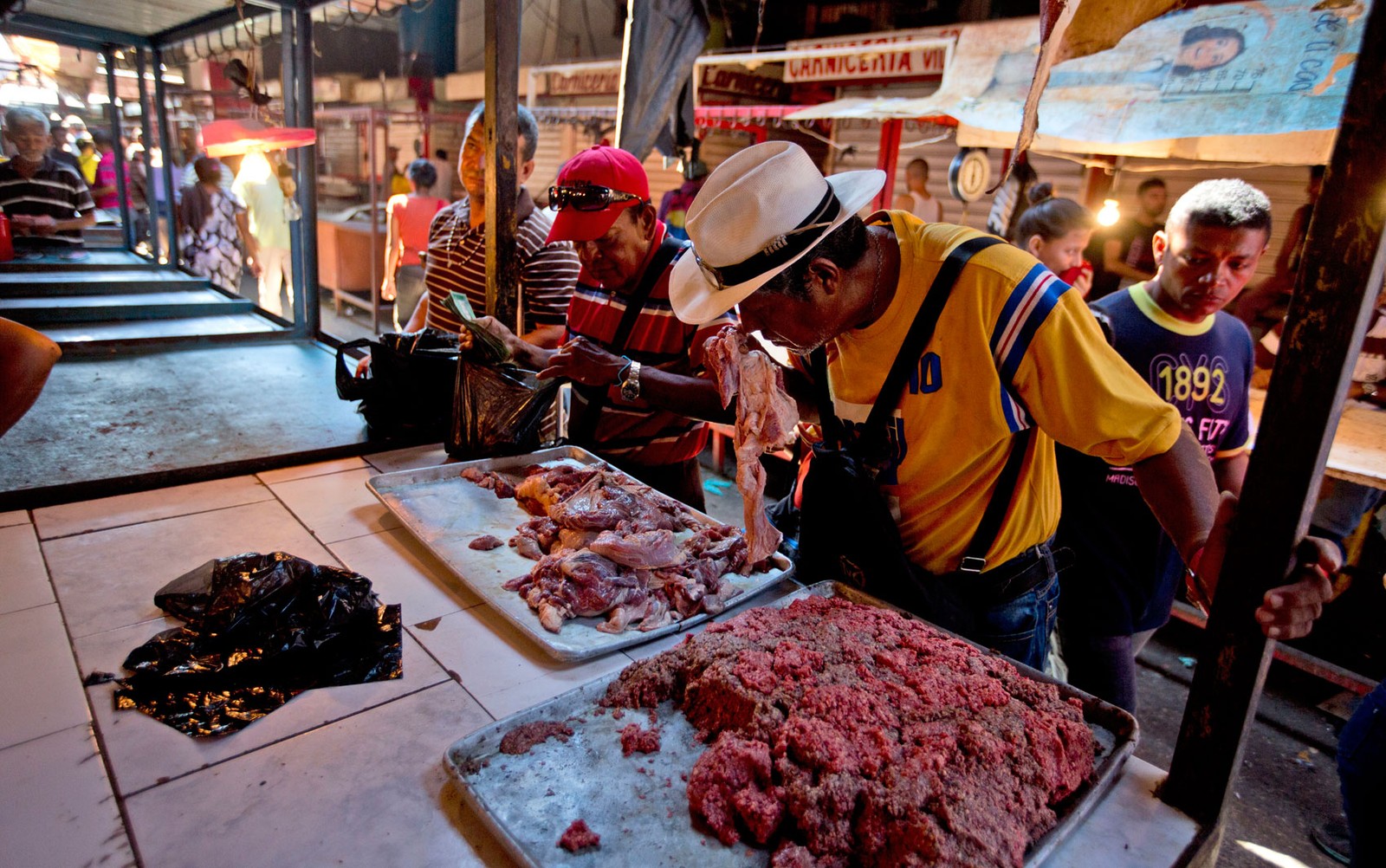 Venezuelanos compram carne estragada para poder consumir proteína