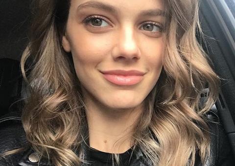 Laura Neiva posa sexy de lingerie na cama e fãs cutucam Chay Suede: 'Perdeu'