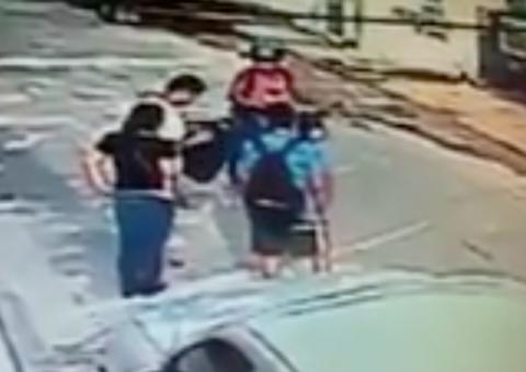 Homem tenta roubar trio com arma falsa e é espancado em Manaus