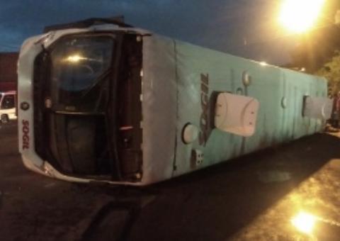 Trinta pessoas ficam feridas após ônibus tombar e ser arrastado por caminhão