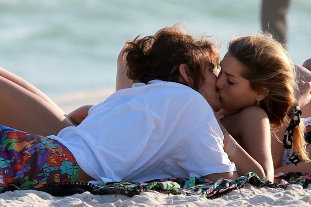 Sasha Meneghel é clicada aos beijos com ator na praia