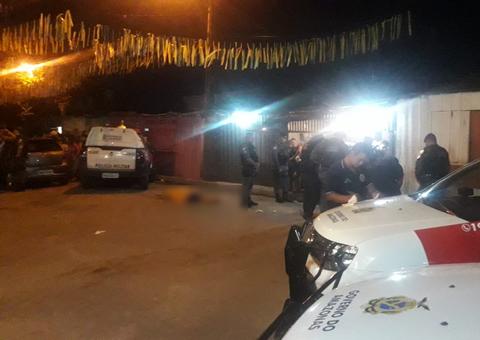 Dois homens são mortos com vários tiros em lanchonete de Manaus