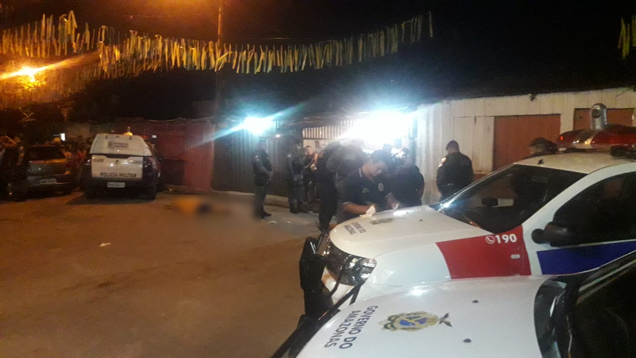 Dois homens são mortos com vários tiros em lanchonete de Manaus