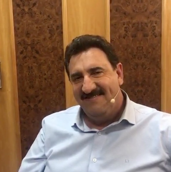 Ratinho choca ao postar foto antiga do dia do casamento 