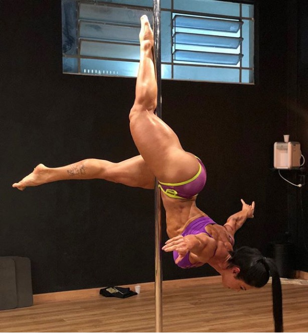 Gracyanne Barbosa impressiona com flexibilidade no pole dance