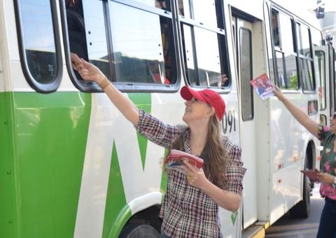 Vanessa Grazziotin faz panfletagem na Bola do Eldorado