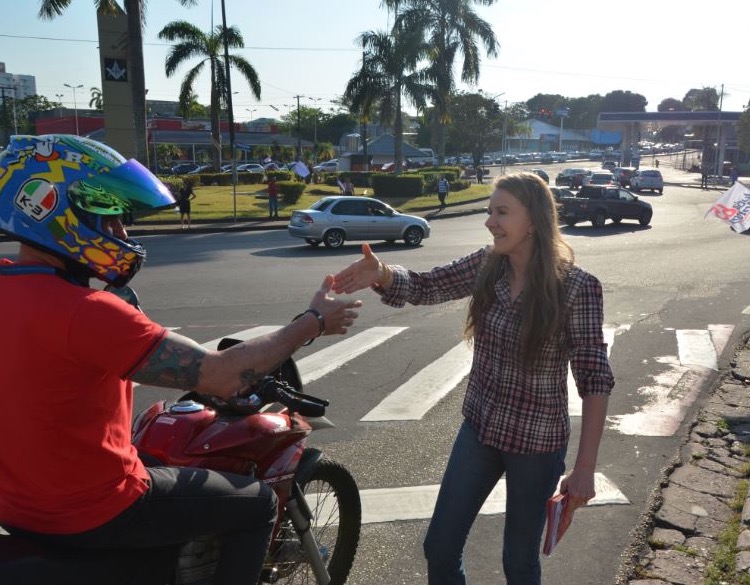 Vanessa Grazziotin faz panfletagem na Bola do Eldorado