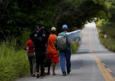 Sem passaporte, venezuelanos enfrentam caminhadas para obter refúgio