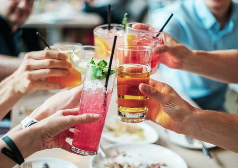 Mesmo com moderação álcool prejudica a saúde, afirma estudo 