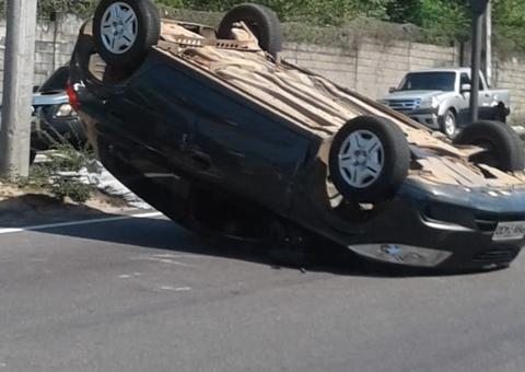Carro capota após condutor avançar sinal vermelho em Manaus