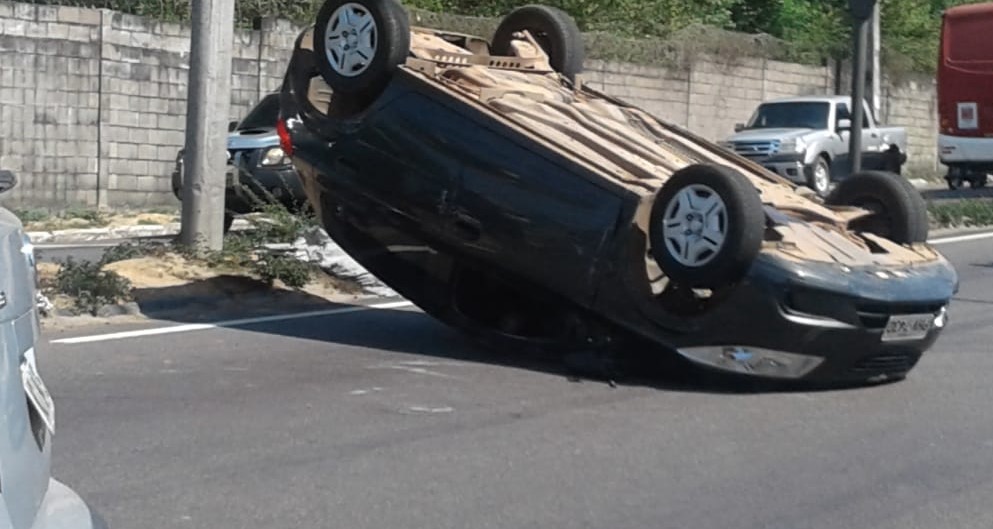 Carro capota após condutor avançar sinal vermelho em Manaus
