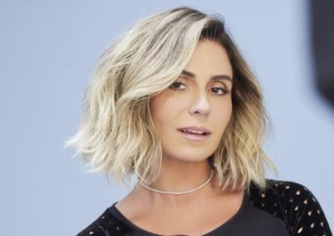 Giovanna Antonelli surpreende e posa de bumbum para cima de fio-dental