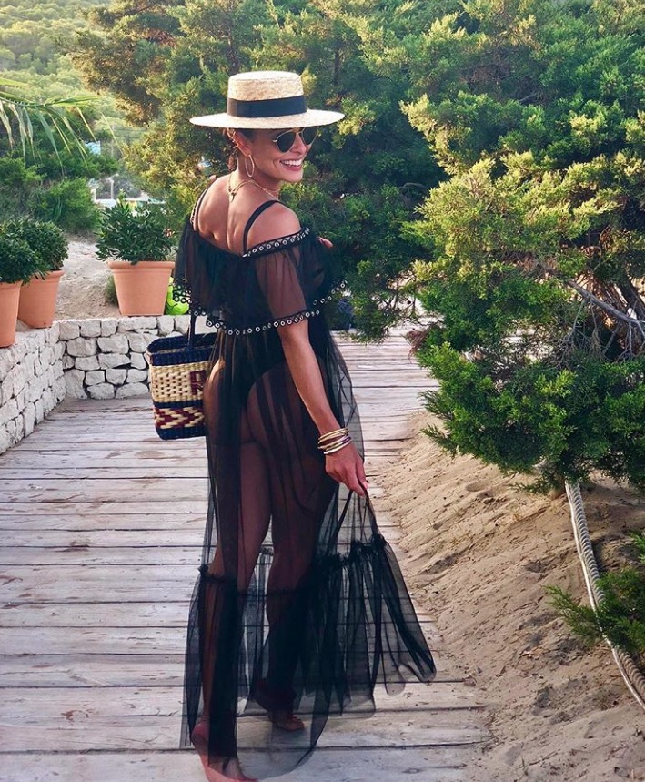 Com roupa transparente, bumbum avantajado de Juliana Paes chama atenção