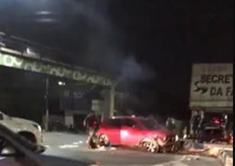 Acidente: Carro fica destruído após colidir contra canteiro central em Manaus