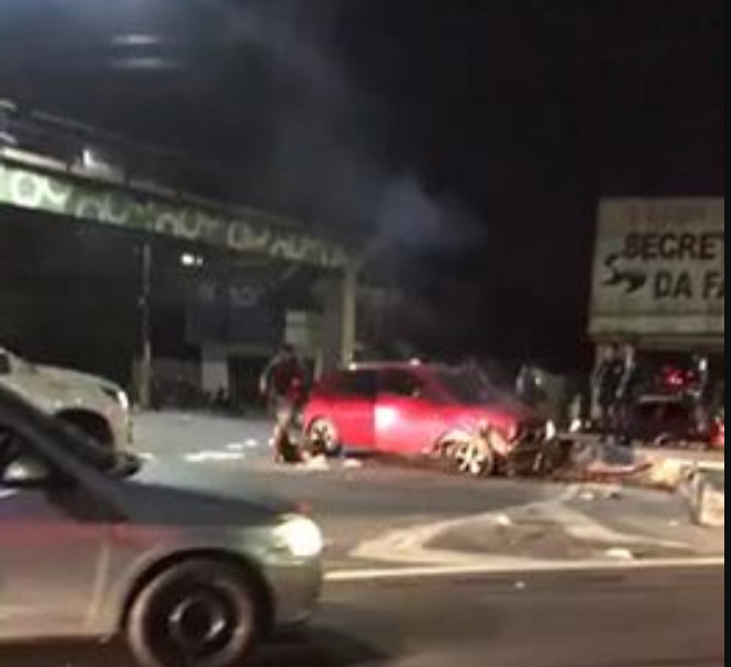 Acidente: Carro fica destruído após colidir contra canteiro central em Manaus