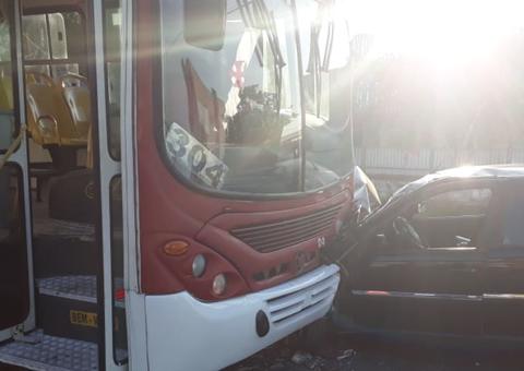 Em Manaus, ônibus e carro se chocam em cruzamento 