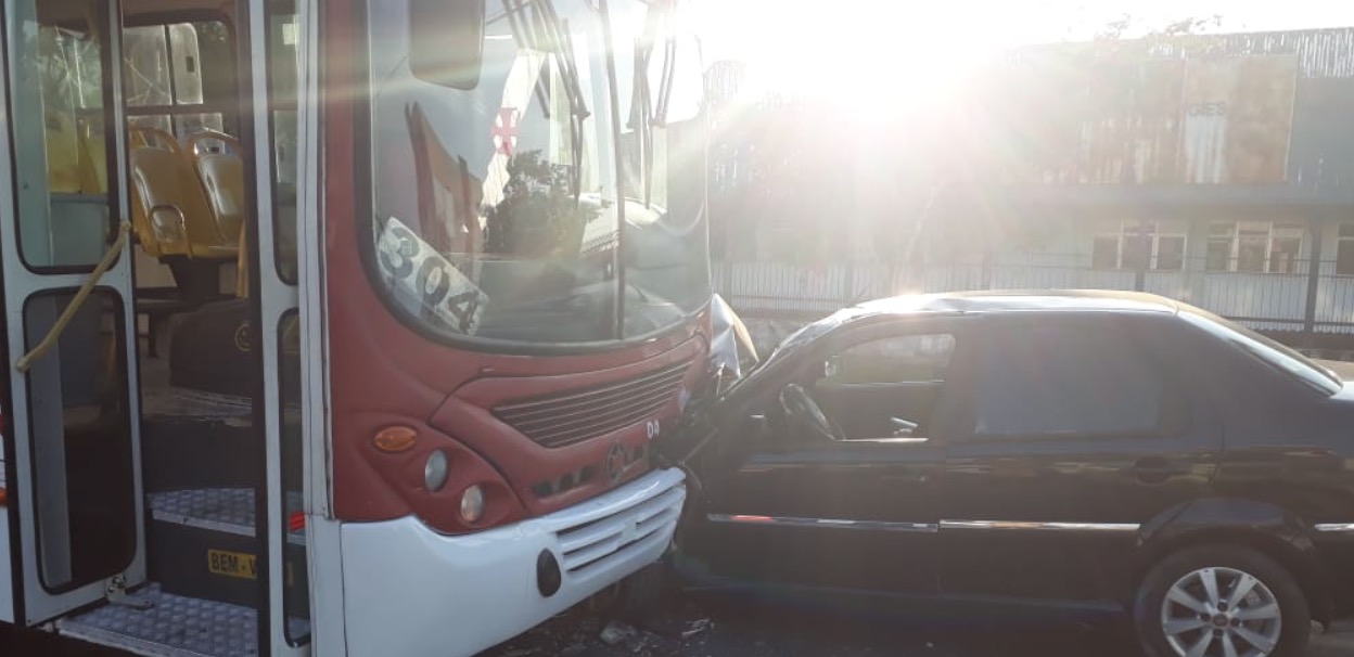 Em Manaus, ônibus e carro se chocam em cruzamento 