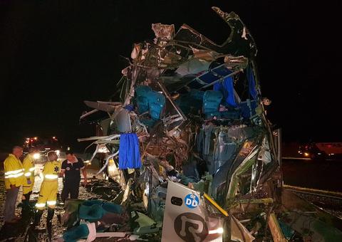 Colisão entre ônibus e caminhão deixa 3 mortos e 27 feridos 