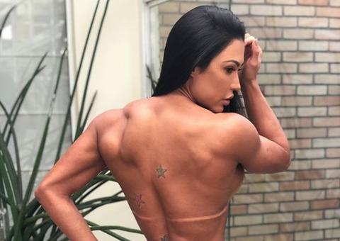 De topless, Gracyanne Barbosa abaixa calça e exibe marquinha tentadora 
