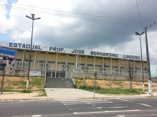 Morre estudante baleado durante saída de escola em Manaus