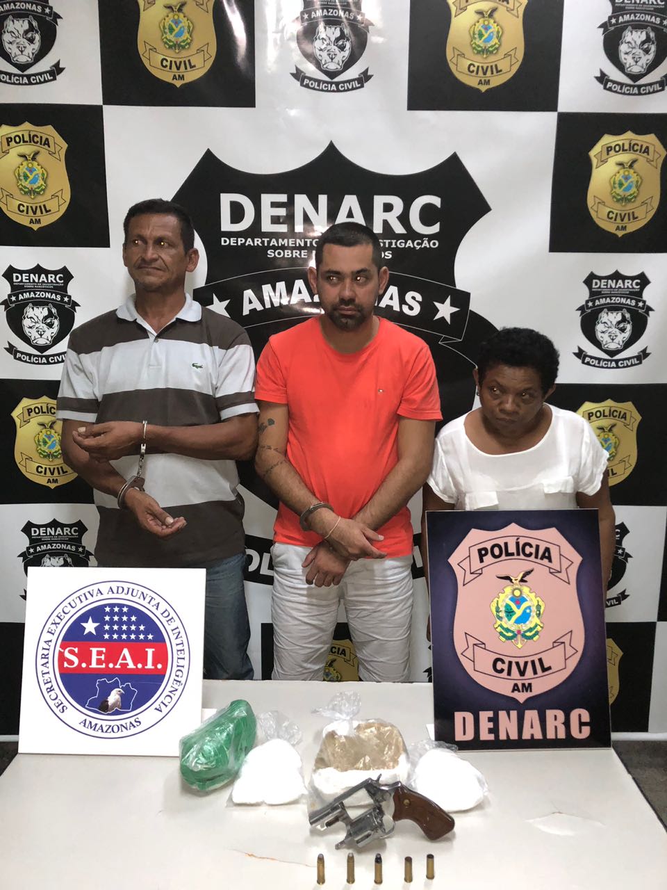 Trio é preso com drogas, arma de fogo e munições em bairro de Manaus 