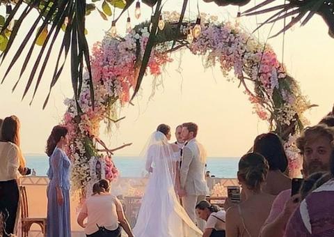 Em cerimônia super-romântica, Camila Queiroz e Klebber Toledo se casam sob pôr do sol 