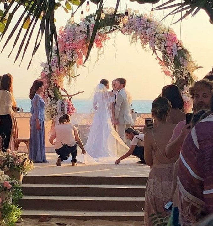 Em cerimônia super-romântica, Camila Queiroz e Klebber Toledo se casam sob pôr do sol 