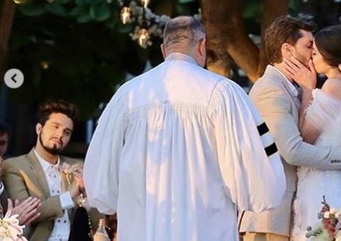   Veja reação de Luan Santana ao beijo de Camila Queiroz e Klebber Toledo no altar
