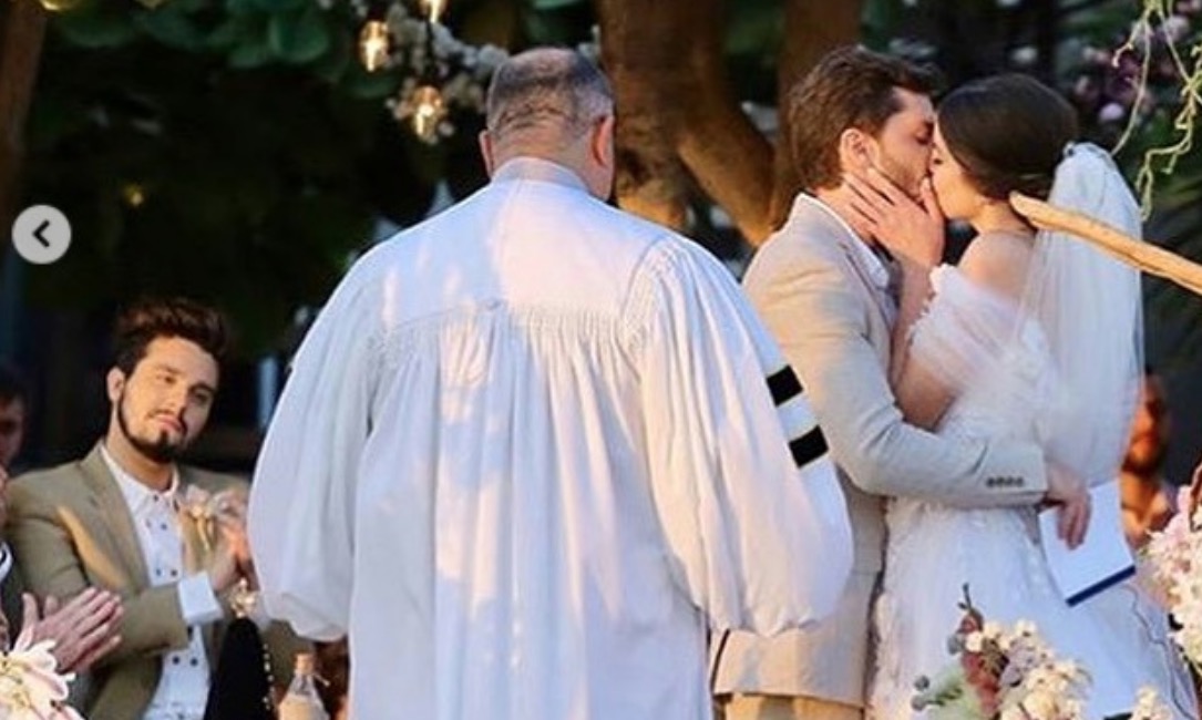   Veja reação de Luan Santana ao beijo de Camila Queiroz e Klebber Toledo no altar