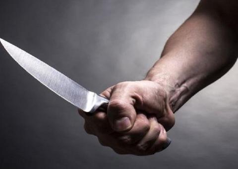 Homem crava faca e corta cabelo de esposa após ser flagrado bebendo com mulheres