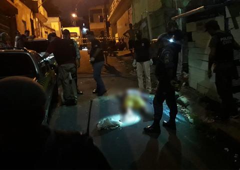 Homem é perseguido e executado com cinco tiros na cabeça em beco de Manaus