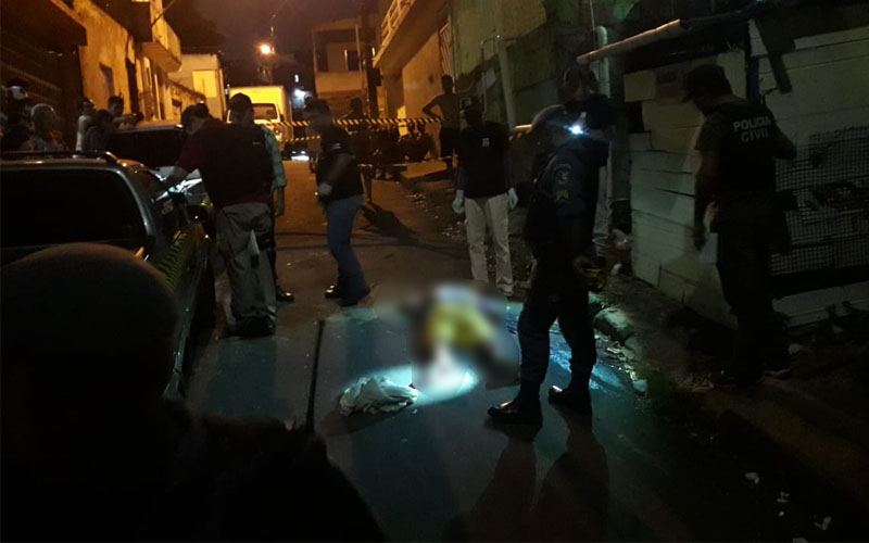 Homem é perseguido e executado com cinco tiros na cabeça em beco de Manaus