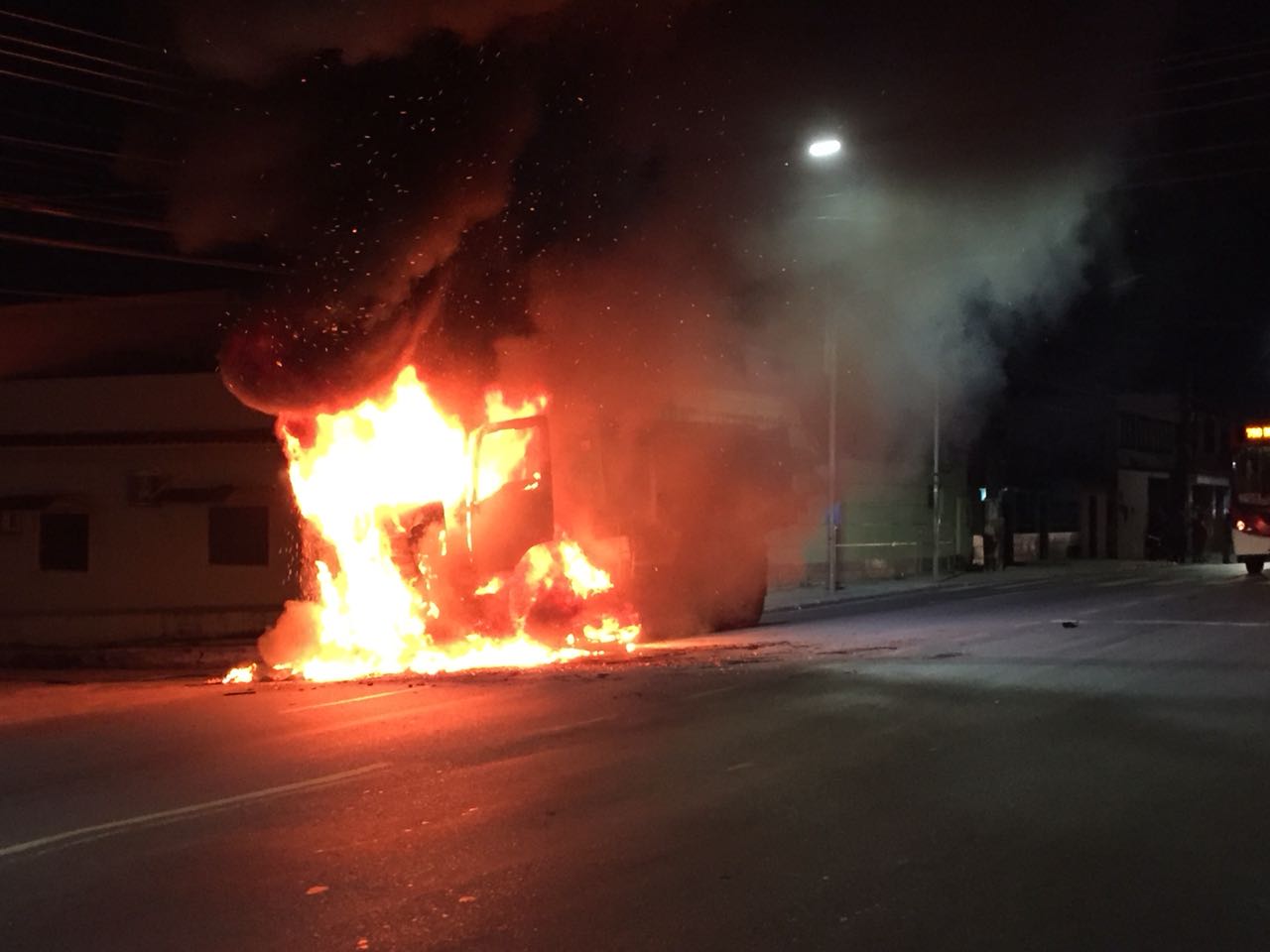 Caminhão pega fogo e motociclista fica ferido durante acidente grave em Manaus