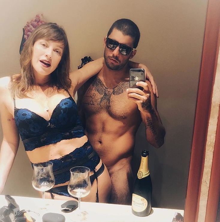 Nu, Pedro Scooby posa dando 'encoxada' em Luana Piovani de lingerie