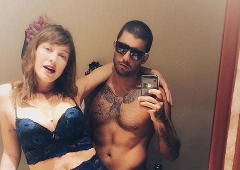 Nu, Pedro Scooby posa dando 'encoxada' em Luana Piovani de lingerie