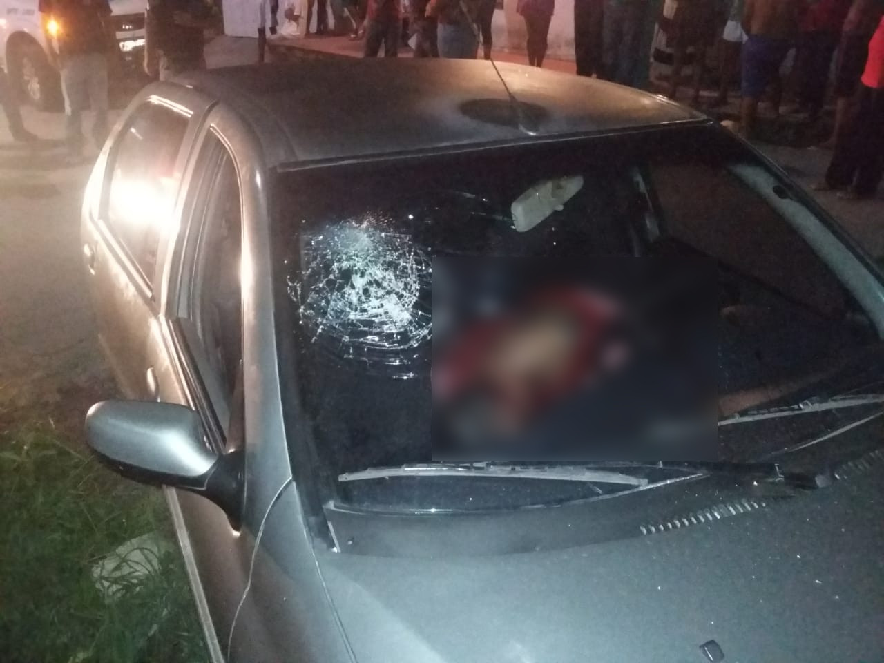 Homem é morto a tiros dentro de veículo após sair para buscar amigo em Manaus