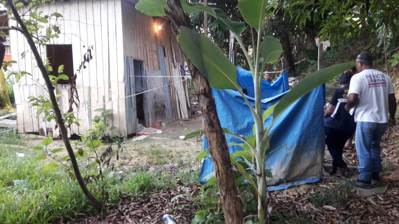 Em Manaus, pedreiro é encontrado morto a facadas em terreno de invasão