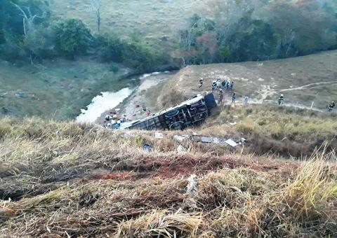  Ônibus capota em rodovia e deixa 4 mortos