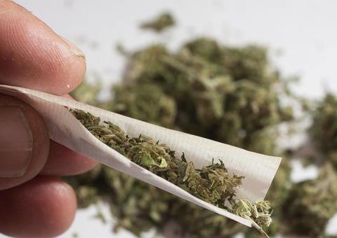 Fumar maconha acelera o envelhecimento cerebral, aponta estudo