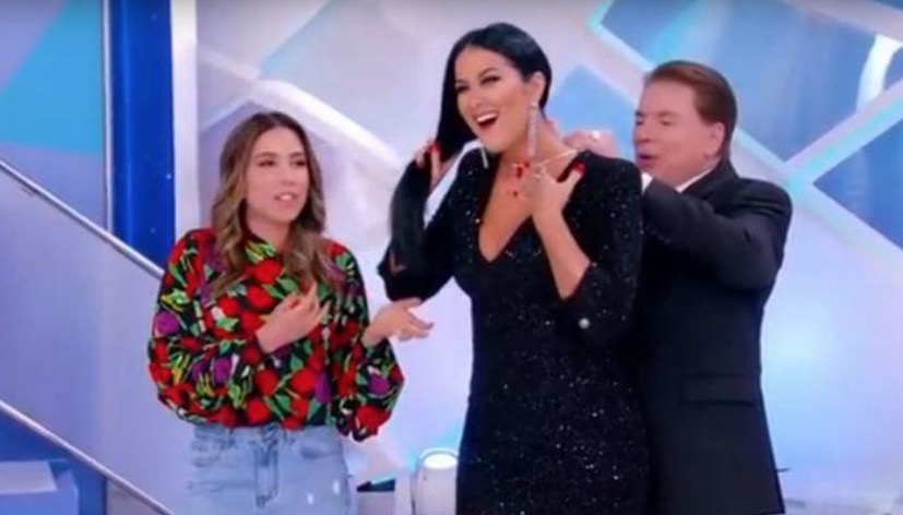 Silvio Santos presenteia Helen Ganzarolli com colar de diamantes e filha dá piti